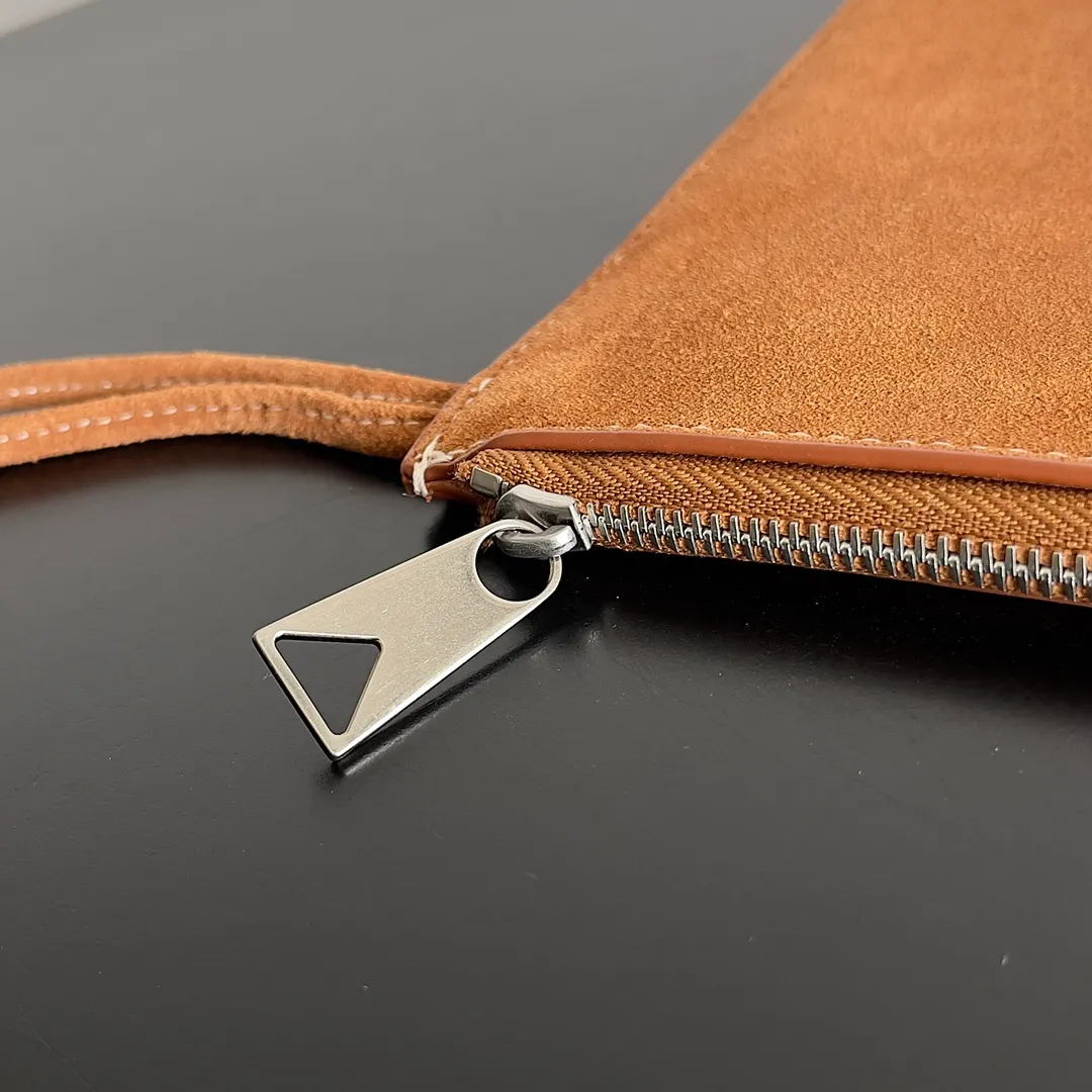 The batch of 1960 BV tote bag (small four compartments) has finally been shipped🔥🔥 The leather feels great! It has stitching workmanship and is very low-key. The more I look at it, the more I like it. I usually go out for rides and planes with a lot of things and need to carry a computer. Carrying a bag like this is all it takes. It comes with a small bag for storage, which is very convenient. Style number: 756682 Size: 38*10*28cm